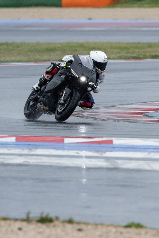 Bagnata e sottomessa: no, non è un porno anni 80 ma il primo test con la nuova Yamaha R9